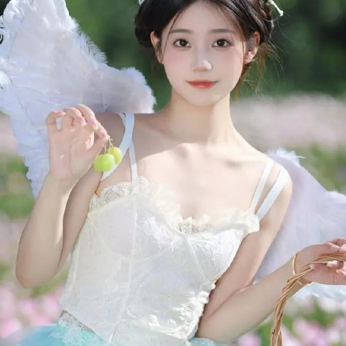 梦幻仙女风，手持葡萄，裙摆飘飘，置身花海。