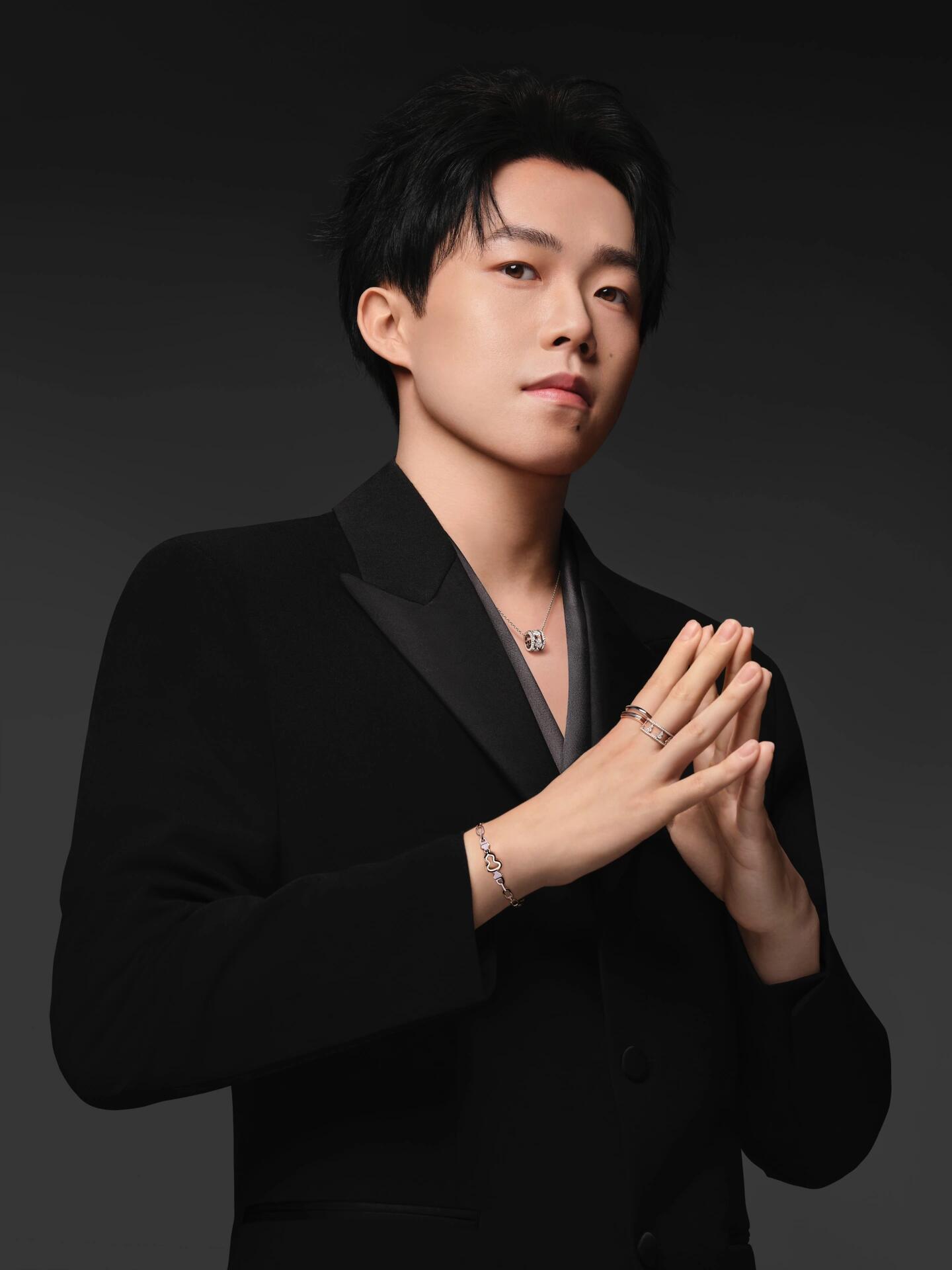 麒麟 Qeelin 品牌代言人：王楚钦手握 Louis Vuitton 与 Qe