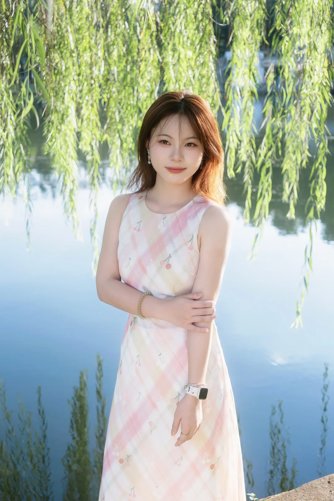 在公园里拍照 人少景美 优雅淑女风
