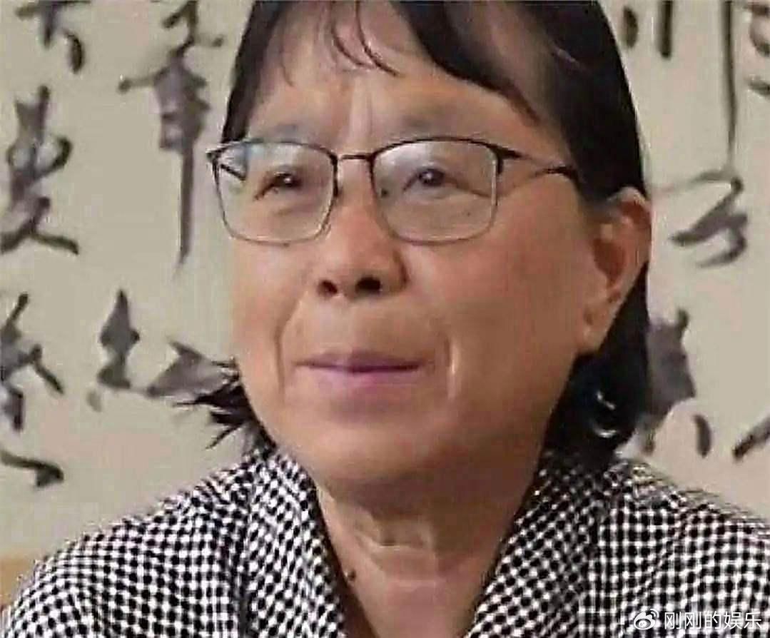 我有个亲戚曾在华坪支教了几个月，和张桂梅一起共事过。亲戚说，实际的张桂梅跟网上说