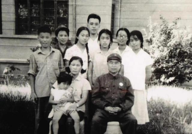 1973年， 南京军区 副参谋长王近山中将前往 金寨 视察，顺道去往第12军某部