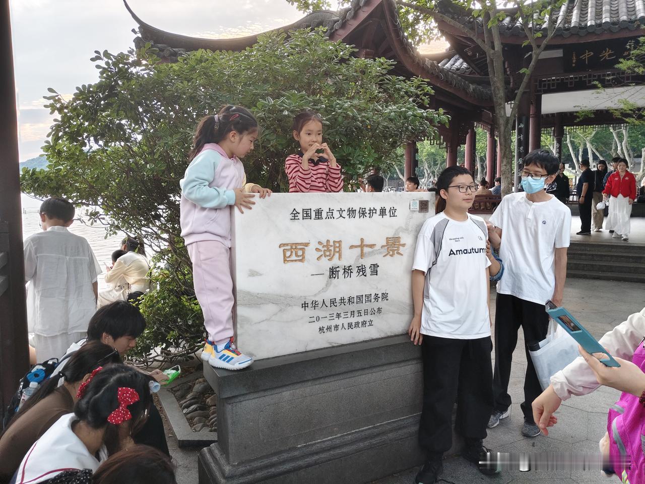 西湖的美，你能形容出来吗？

这个五一小长假，实现了游览西湖的梦想。置身西湖，神