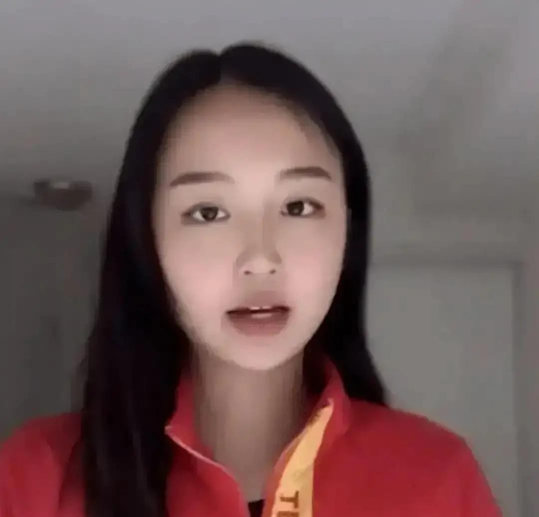 16岁弃美籍，她赌命换北大
 
当年美国女单想进决赛得200分，朱易卡在165。