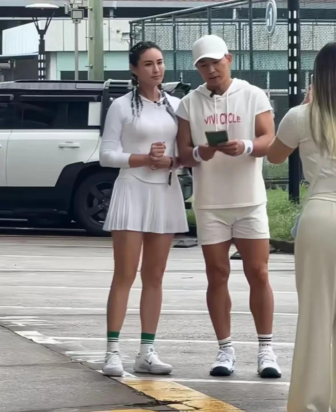 夫妻俩都拥有小麦肤色，男人更是坐拥7000万粉丝！这么多人关注他，试问有一个能练