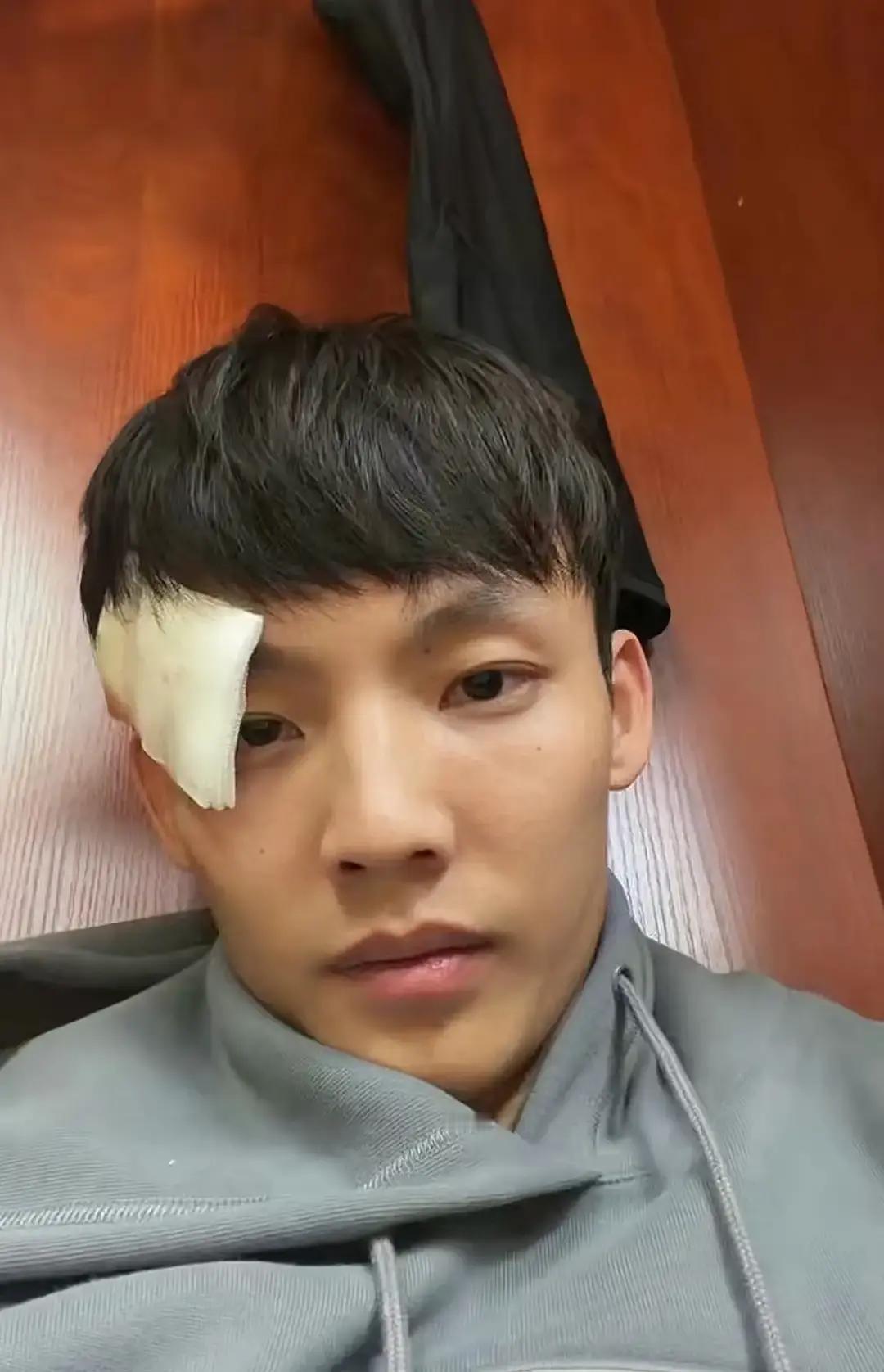 广东队现在有个毛病，太依赖徐杰了。他一受伤下场，整个队好像就不会打球了。
 
看