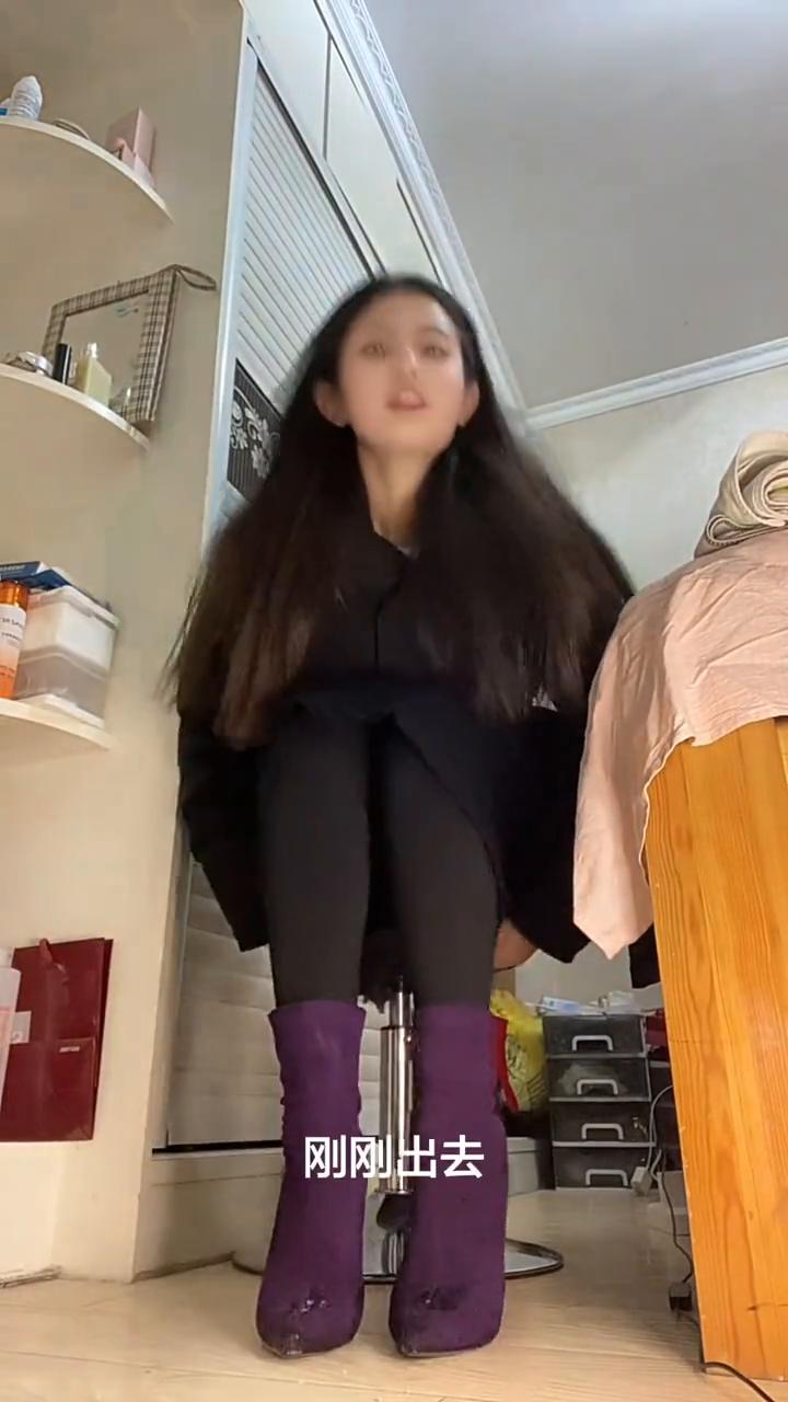 江苏现在在下暴雪，刚刚出去，目前路上已经开始结冰了，刚刚走了一圈都不敢把膝盖抬起