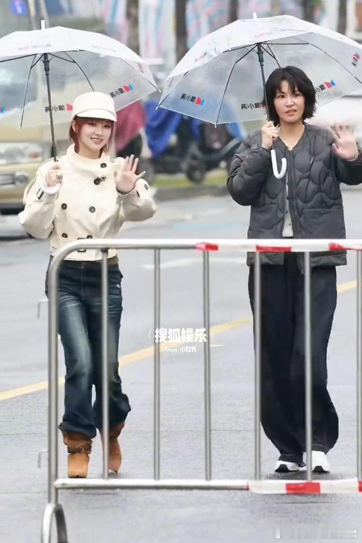 浪姐曾沛慈黄灿灿上班训练路透 被黄灿灿可爱晕了！路透里那个回头笑的一下，我反复看