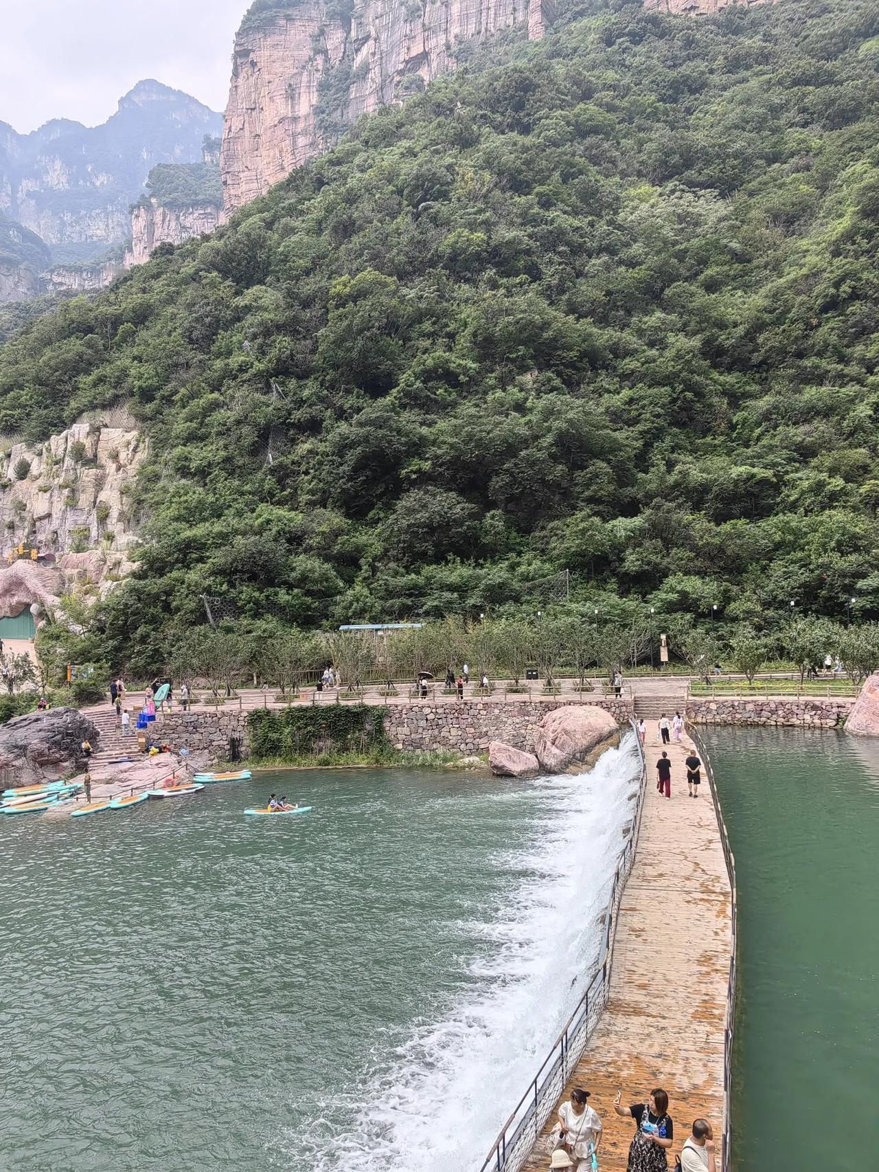 河南宝泉景区算是火爆了，景区外私家车停满停车场，游客从四面八方汇聚过来，络绎不绝