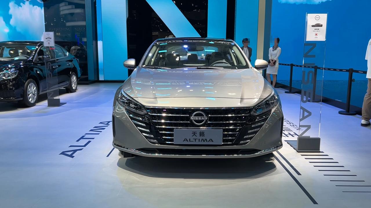 二手2022款日产天籁，8-9万就能看，家用通勤选哪款合适？
天籁这款车，在乘坐