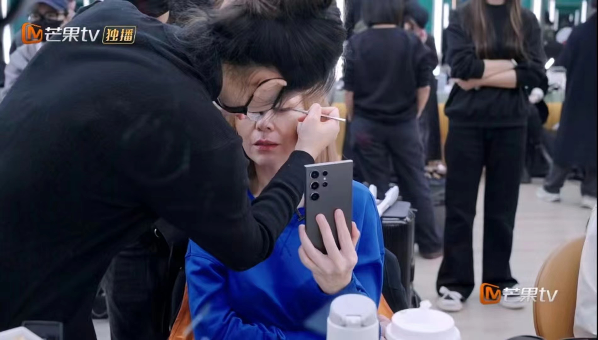 还得是你啊三星S24！姐姐们每一次亮相都是手机里的焦点，给我咔咔的拍，疯狂出图，