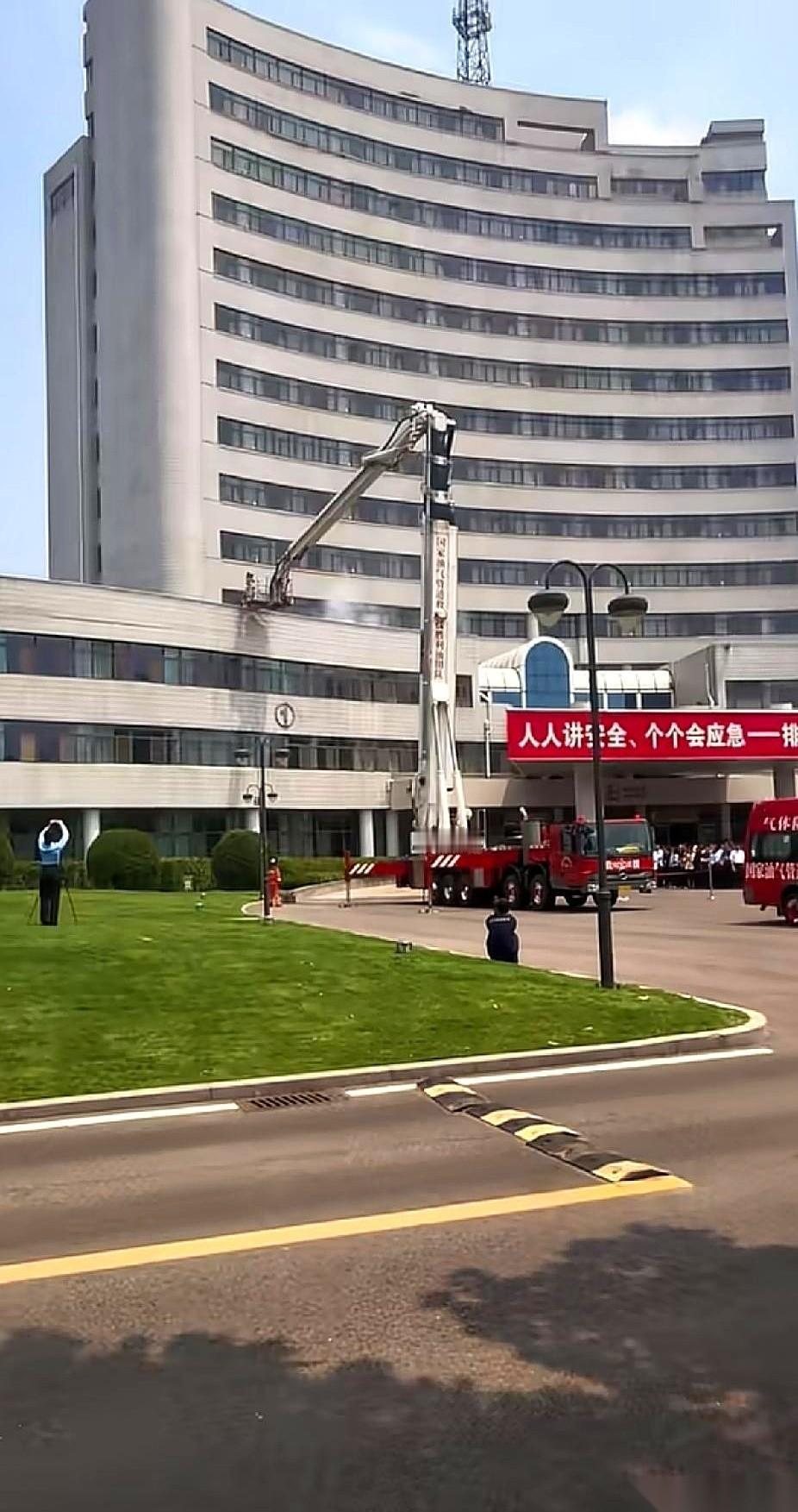 “又来？”
警报声刺得人耳朵疼，老师傅把扳手往地上一扔，满脸不耐烦。旁边刚来的小