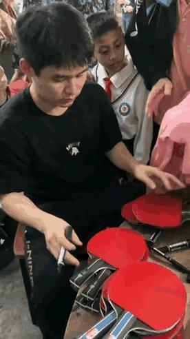 伤害性不大，侮辱性极强！没想到小石头给球迷签个名，也能引起大家的全网审判！

回