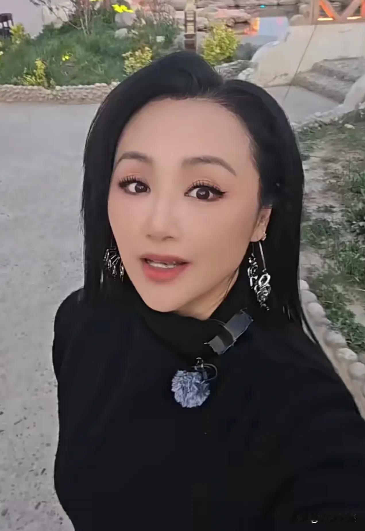 曹颖是有多不自信才把美颜开这么大的？

曹颖年轻时，容颜如花，也是一代美人，现在