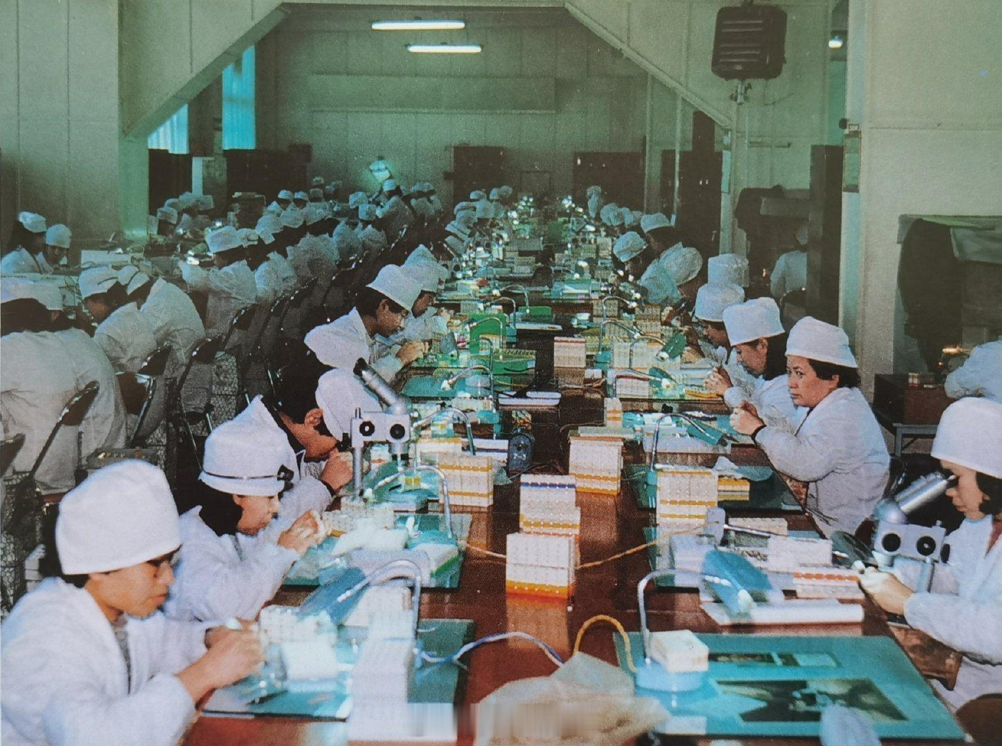 津沽老照片 天津手表厂。（翻拍的天津老照片）图自1988年出版的《今日天津》介介