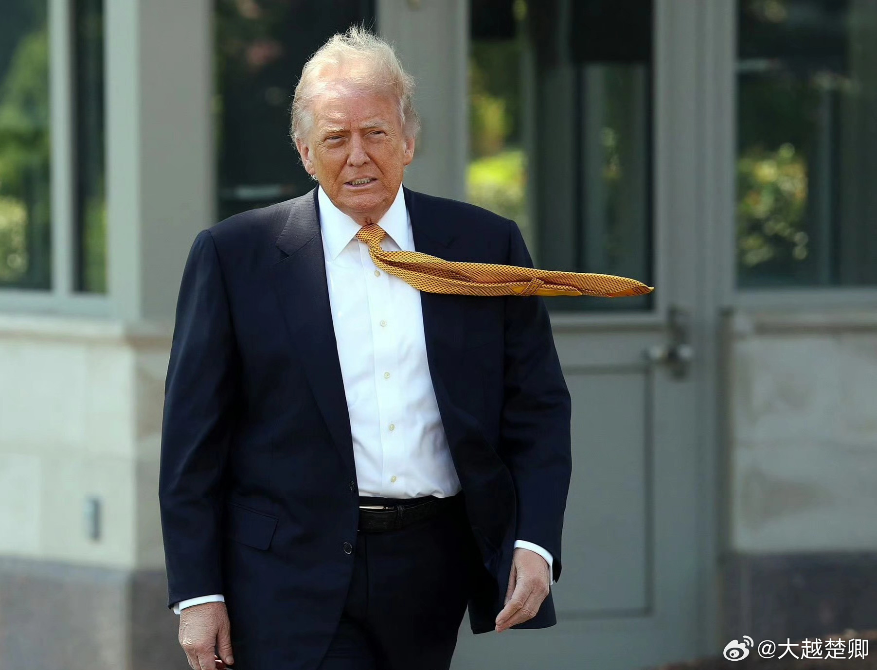 特朗普说，伟大的美伊协议将使霍尔木兹海峡无偿开放，并为中东带来和平与安全。他指出