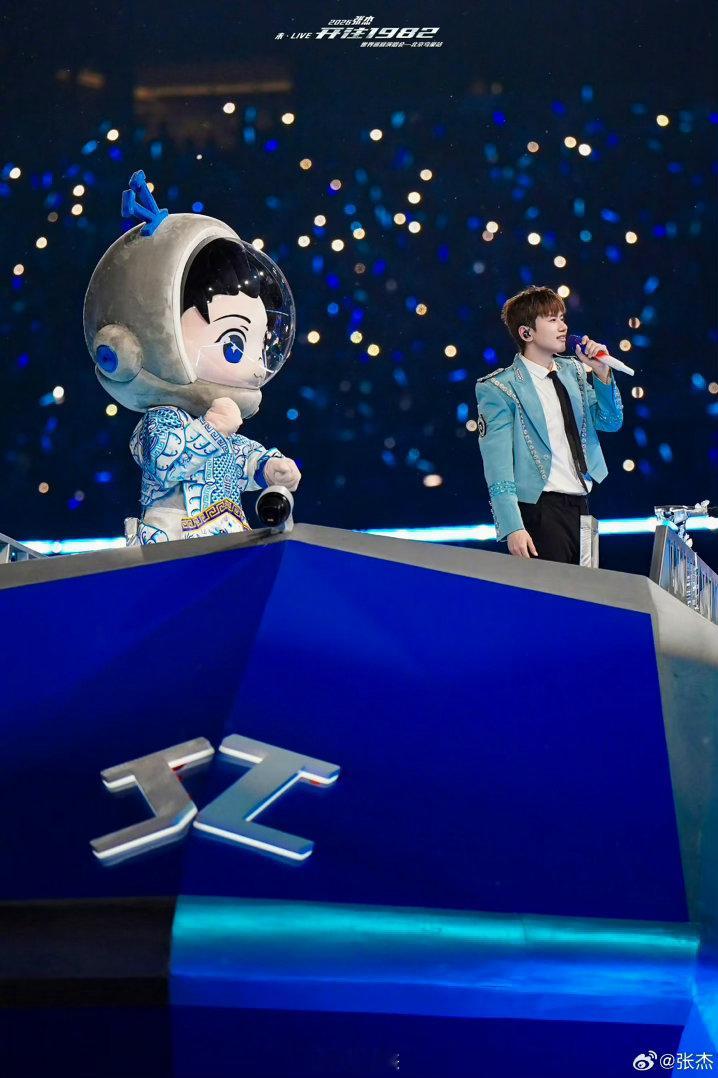 张杰鸟巢下了一场过云雨 张杰在鸟巢唱起《过云雨》，全场一起大合唱，清冽声线铺满场