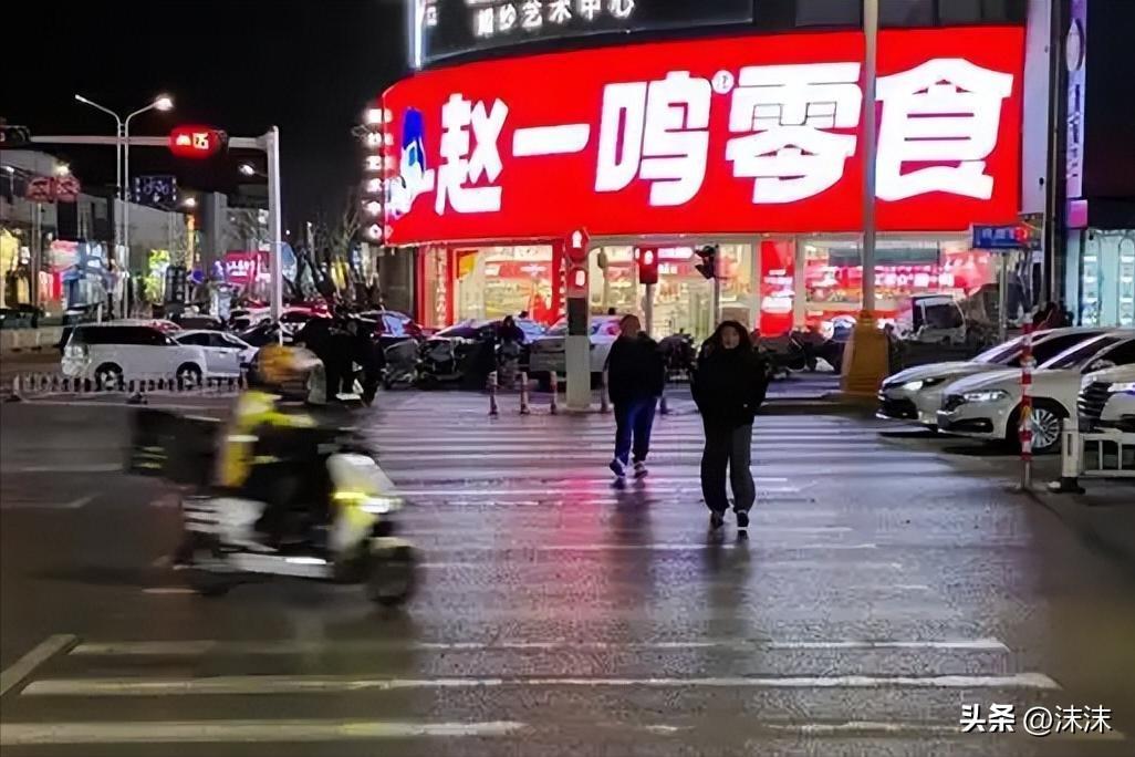 赵一鸣用低价可乐勾住顾客脚步，背后的商业套路藏得并不算深。

你本来只打算买一瓶