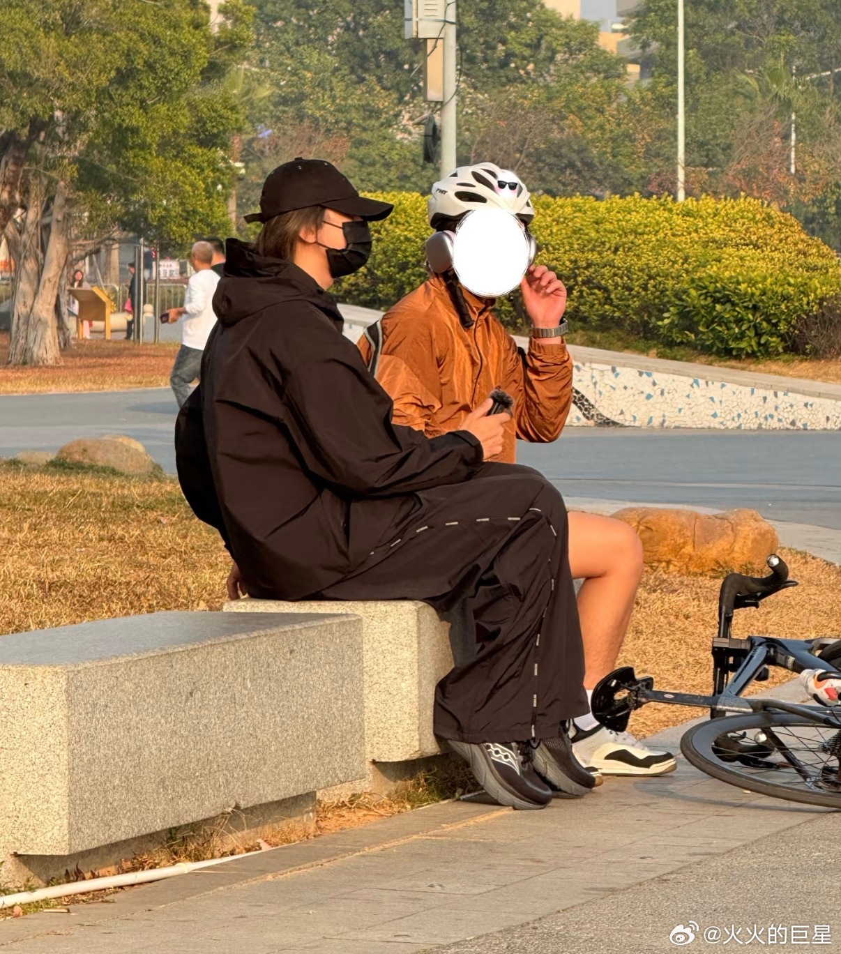 怎么还亲自街采蔡徐坤采访路人蔡徐坤给路人听新歌街采