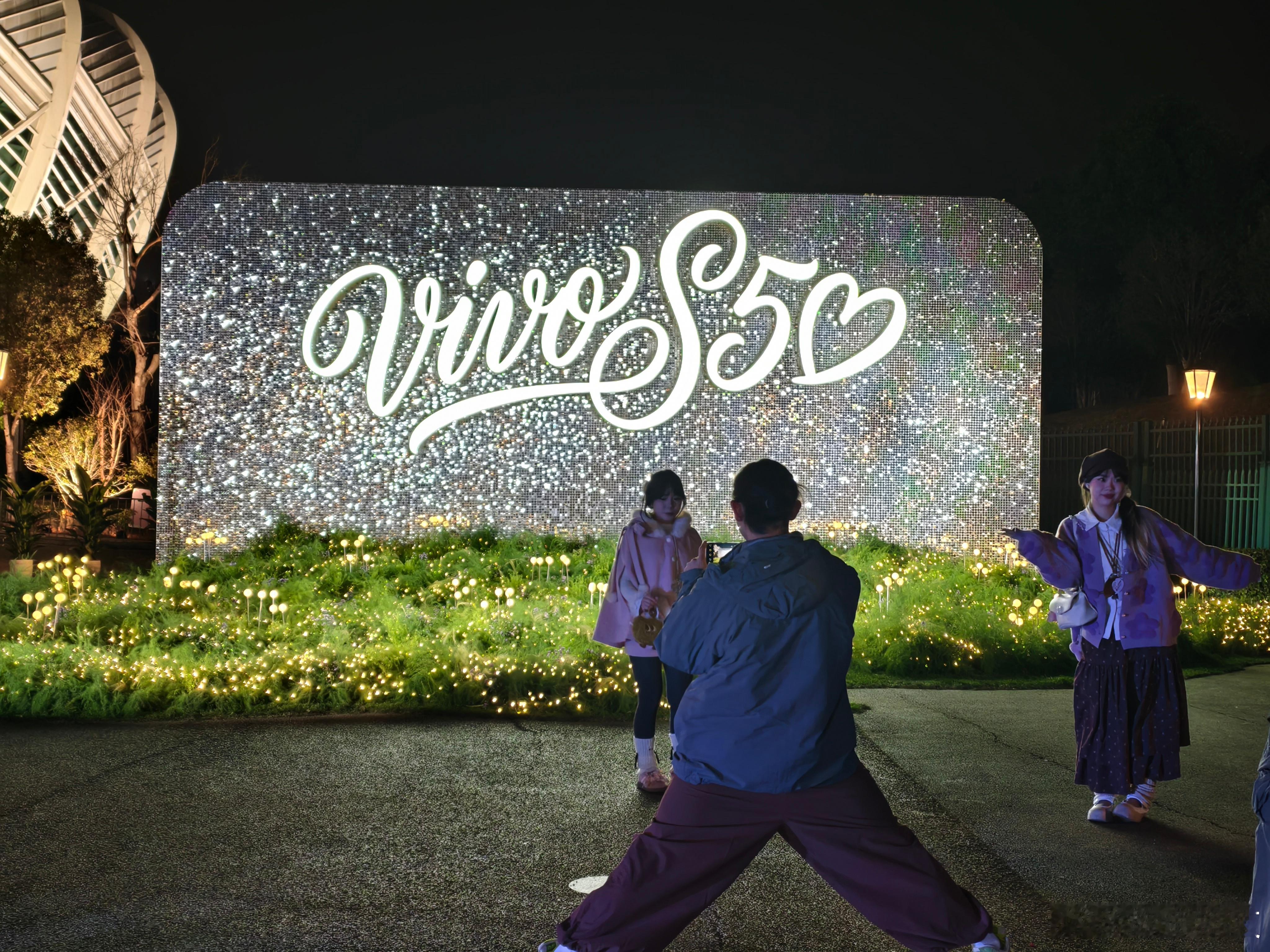 vivo S50系列长焦live神器主打一个好看、好拍就连现场的模特小姐姐都这么