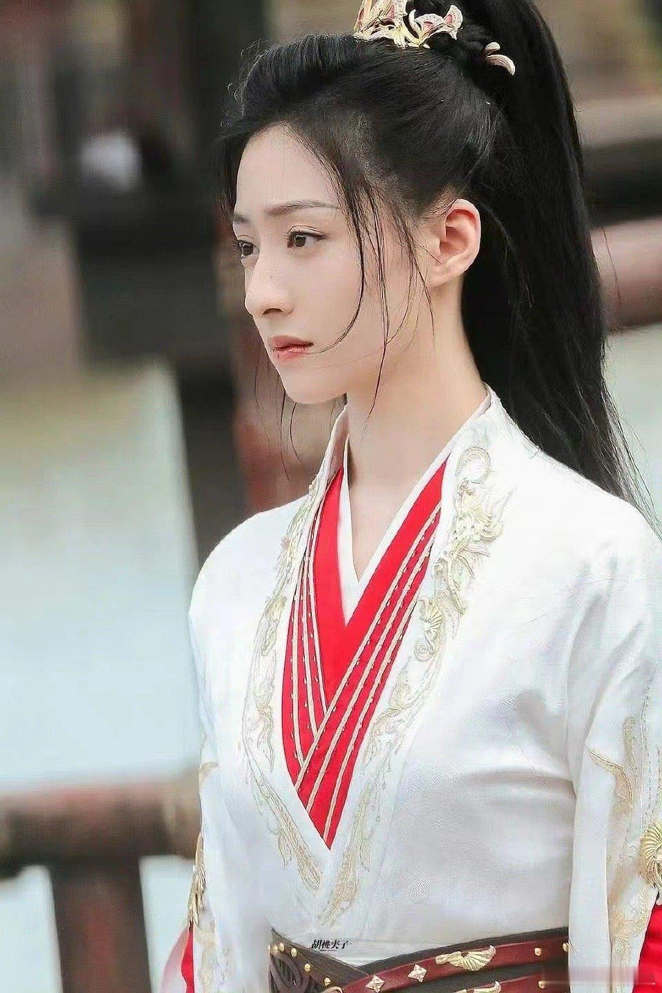 胡连馨少白造型不错，有机会起来吗！ ​​​