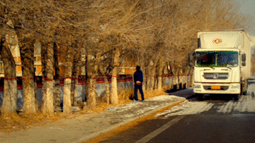 没有刻意卖惨，用荒诞戏谑讲透中年人被生活磨平的绝望，而愤怒竟成活下去的能量～ 老