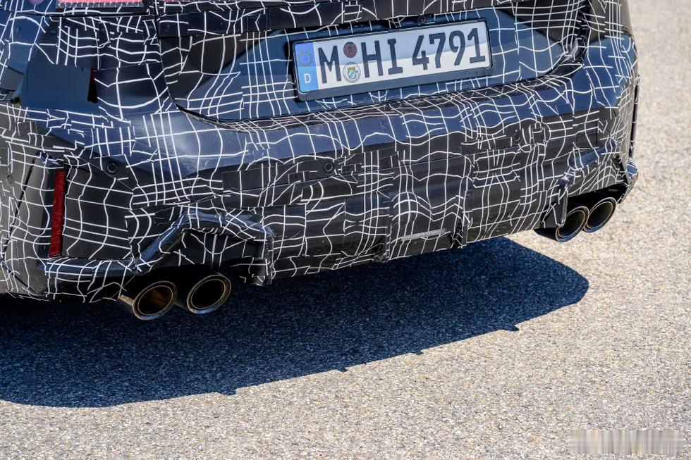 Car & Driver试驾了还处于遮遮掩掩状态的“半M3”——350 xDri