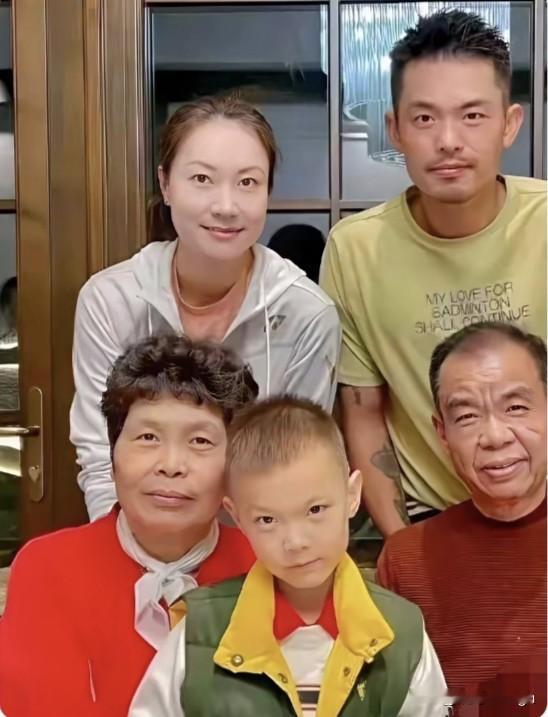 林丹一家五口的同框照，真是幸福的一家人！

老爷子老太太坐在前排，精神头倍足，一