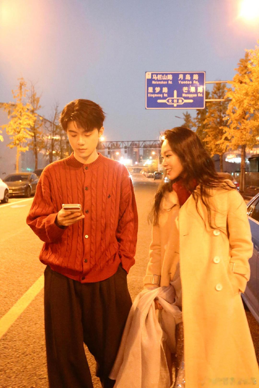 谁家把音综变恋综了 声鸣远扬 轮流干活互相陪伴，苏杭和苗梦初这默契，说不是恋综都