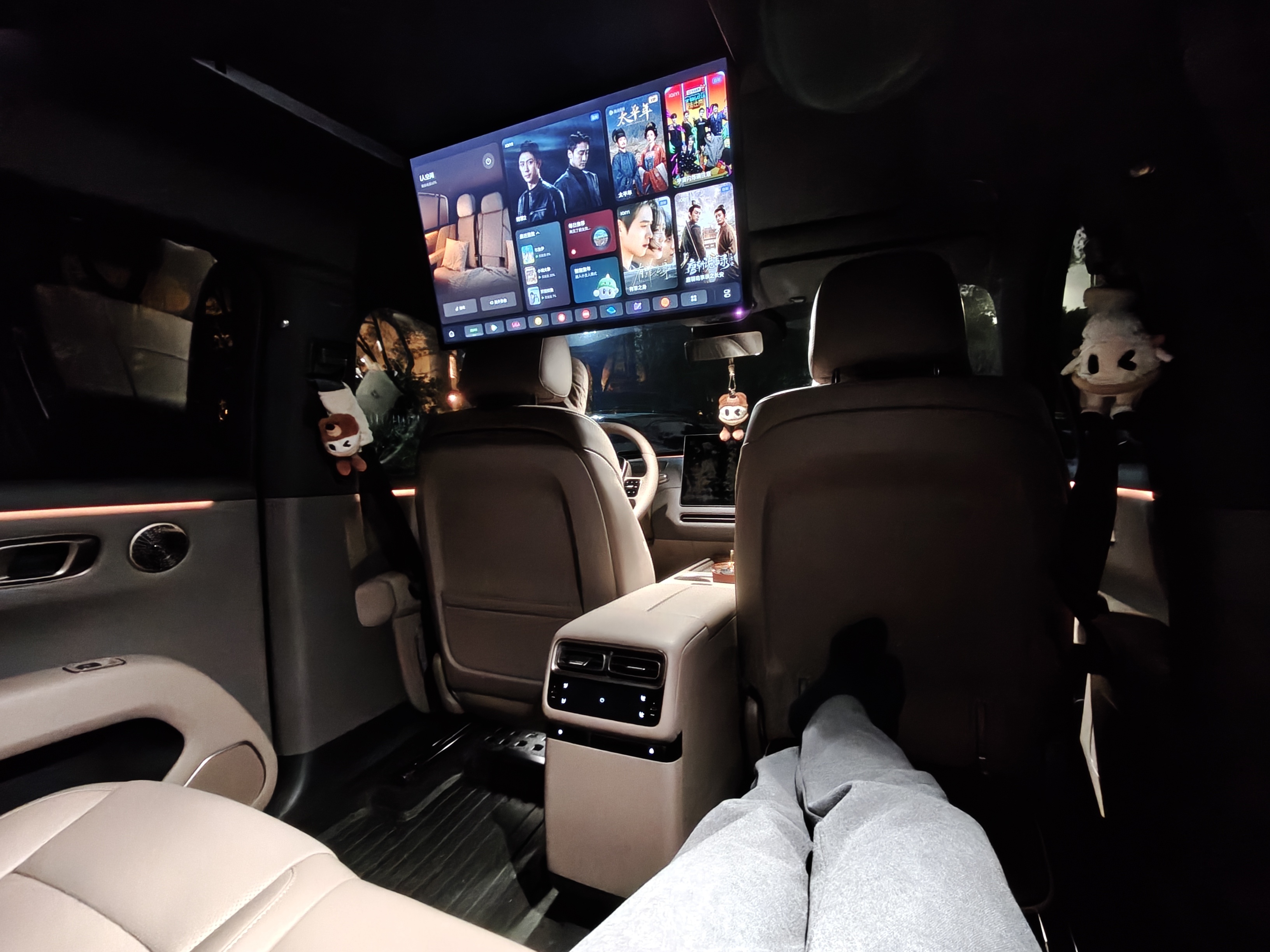 晚上一个人在车里待会儿，挺舒服的，挺享受这种独处的时光。