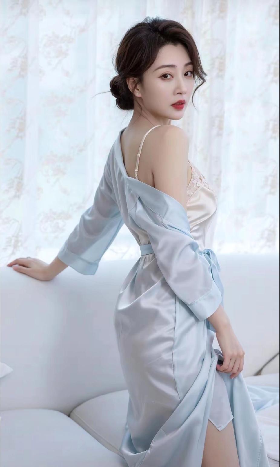 优雅蓝裙，柔美姿态，尽显女性魅力