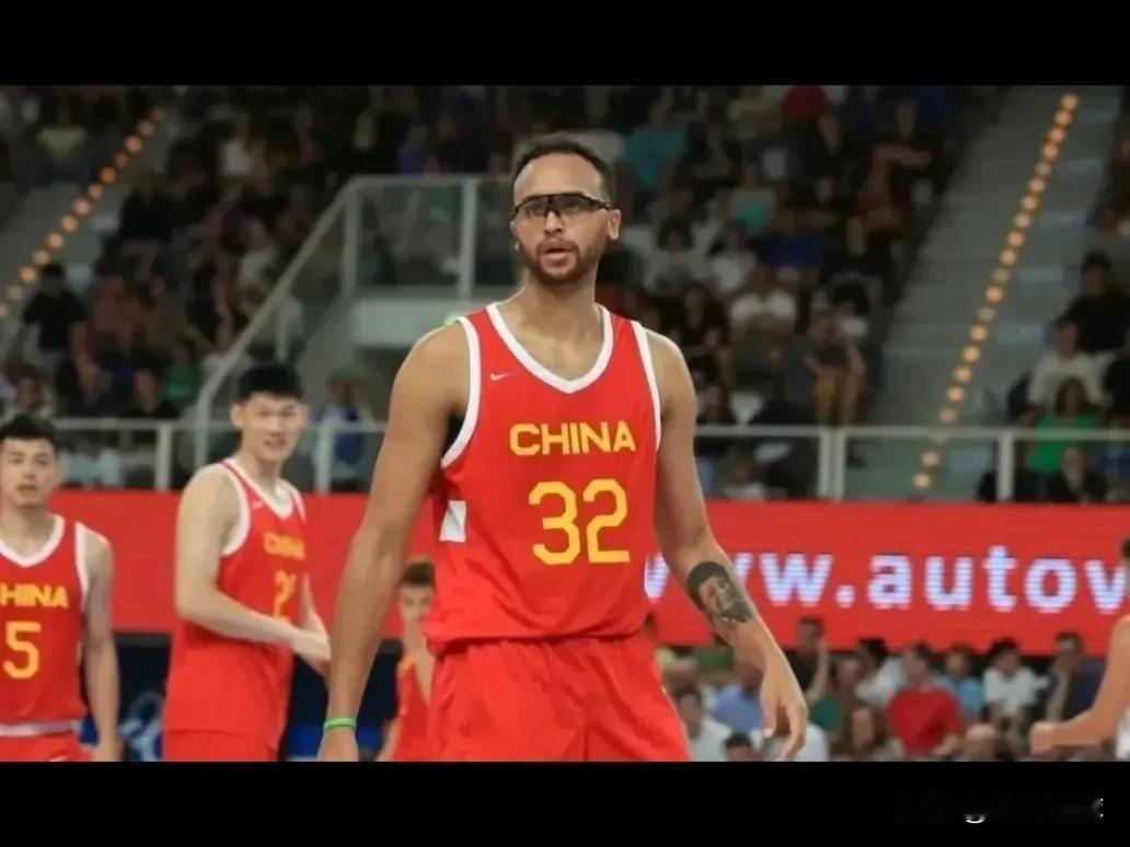 李凯尔不再参加后续中国男篮的比赛。

男篮归化球员李凯尔已经宣布，将致力于NBA