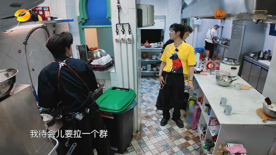 黄晓明这一举动太博好感了！

中餐厅录制遇上了翟潇闻的生日，黄晓明为小岳岳送行的