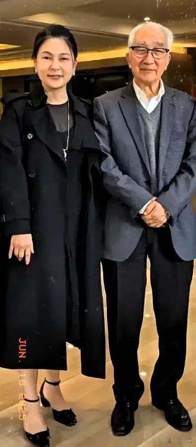 这不是普通的两个人，这是原中央美院院长、著名油画家靳尚谊（91岁）和新婚妻子祁艳