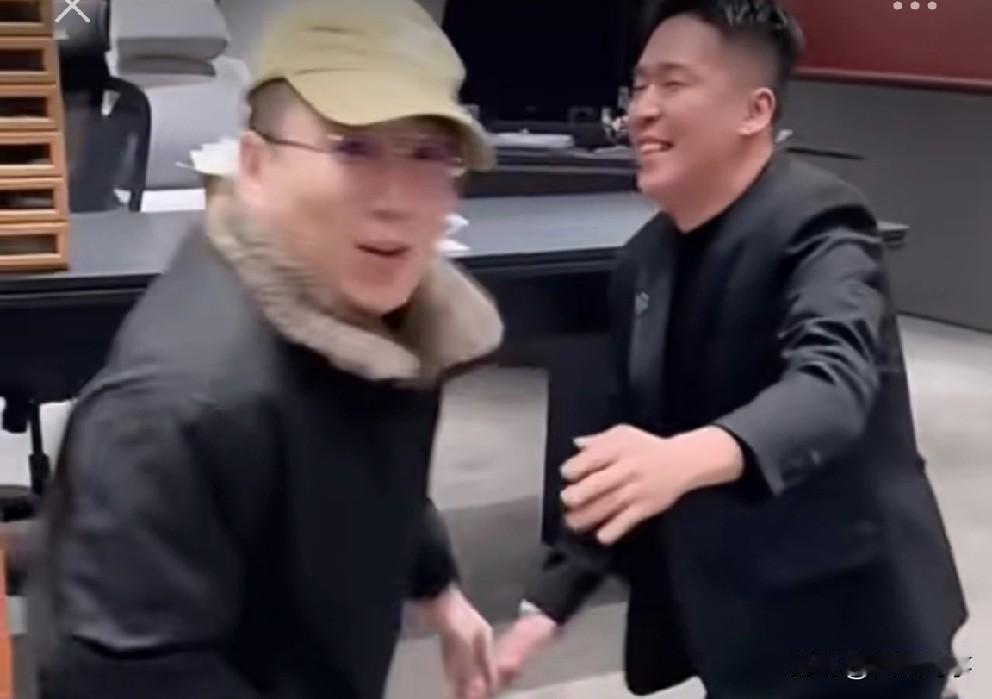 王小源提前抵达哈尔滨助阵刘一手，兄弟相互跪拜！

            王小源