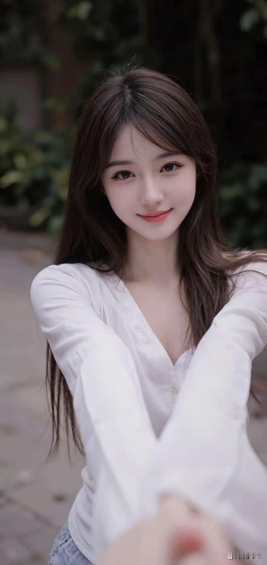 我们终于长到这般年纪，
上可共情长辈的沧桑，
下可理解少年的锋芒，
对有情人有情