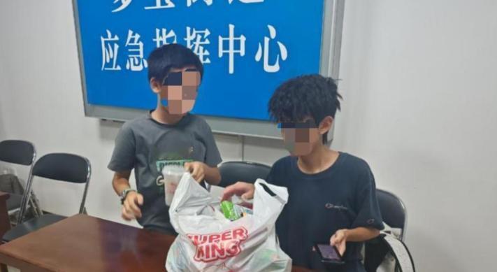 广州荔湾，俩男孩千里迢迢来投奔亲戚过暑假，结果亲戚竟把他俩丢在出租屋跑去深圳打工