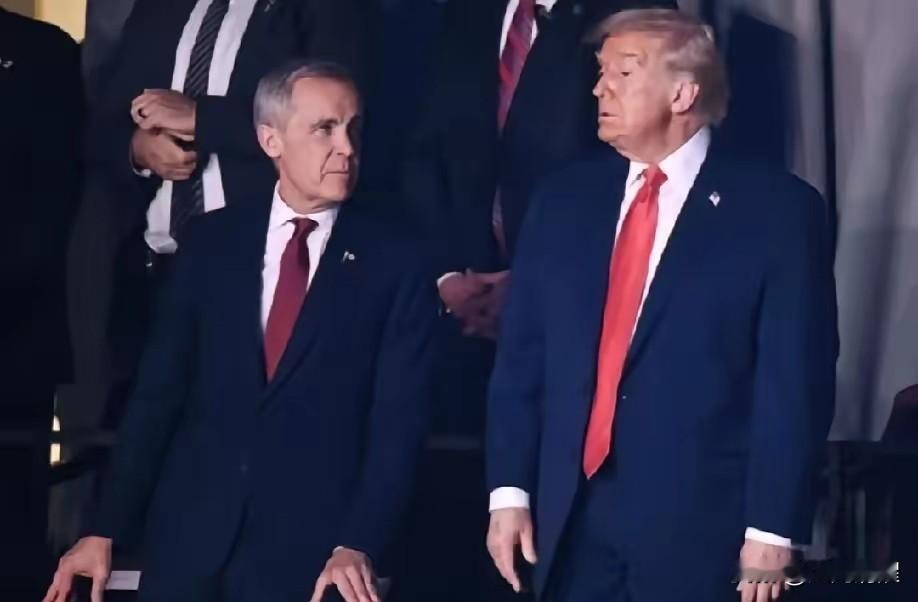 特朗普又发飙了，这一嗓子直接喊到了加拿大。

指着卡尼的鼻子警告：别想给东方大国