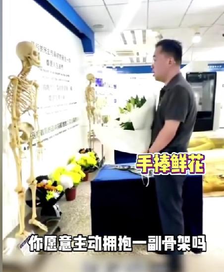 再抱恩师，已是标本！在大学解剖陈列厅，北京儿童医院肿瘤外科主任韩炜，紧紧拥抱了一
