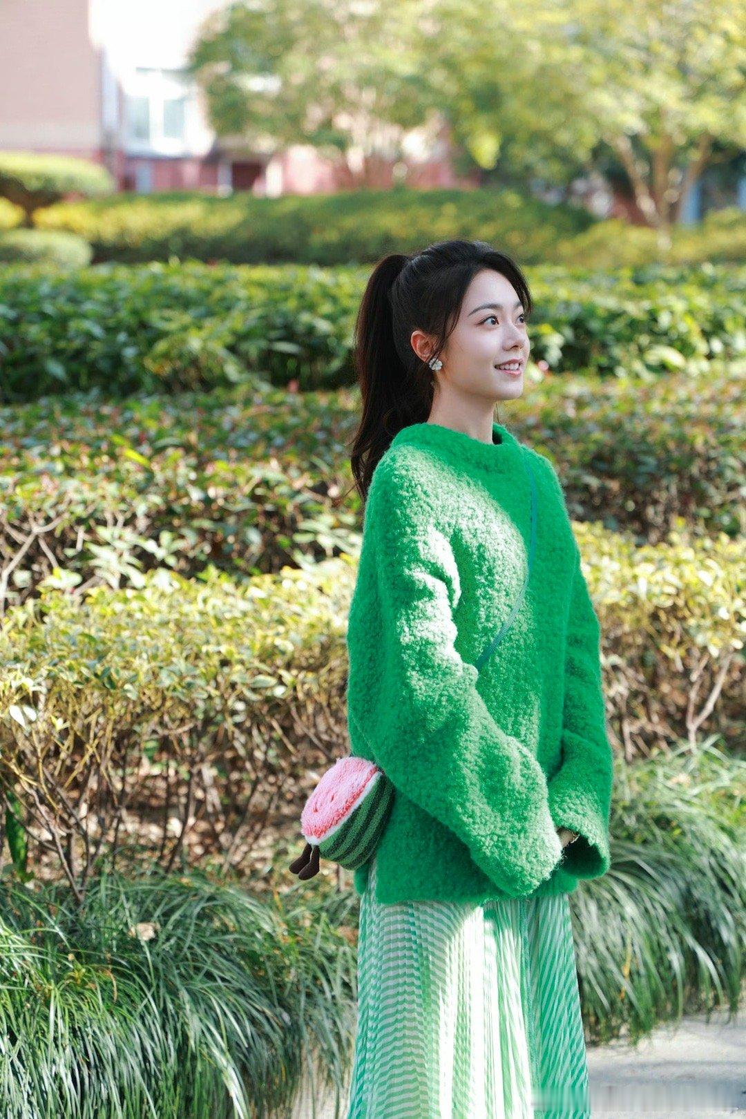 赵今麦穿着西瓜色毛衣追骄阳似我赵今麦穿了聂曦光同色毛衣谁懂！赵今麦穿西瓜色毛衣追