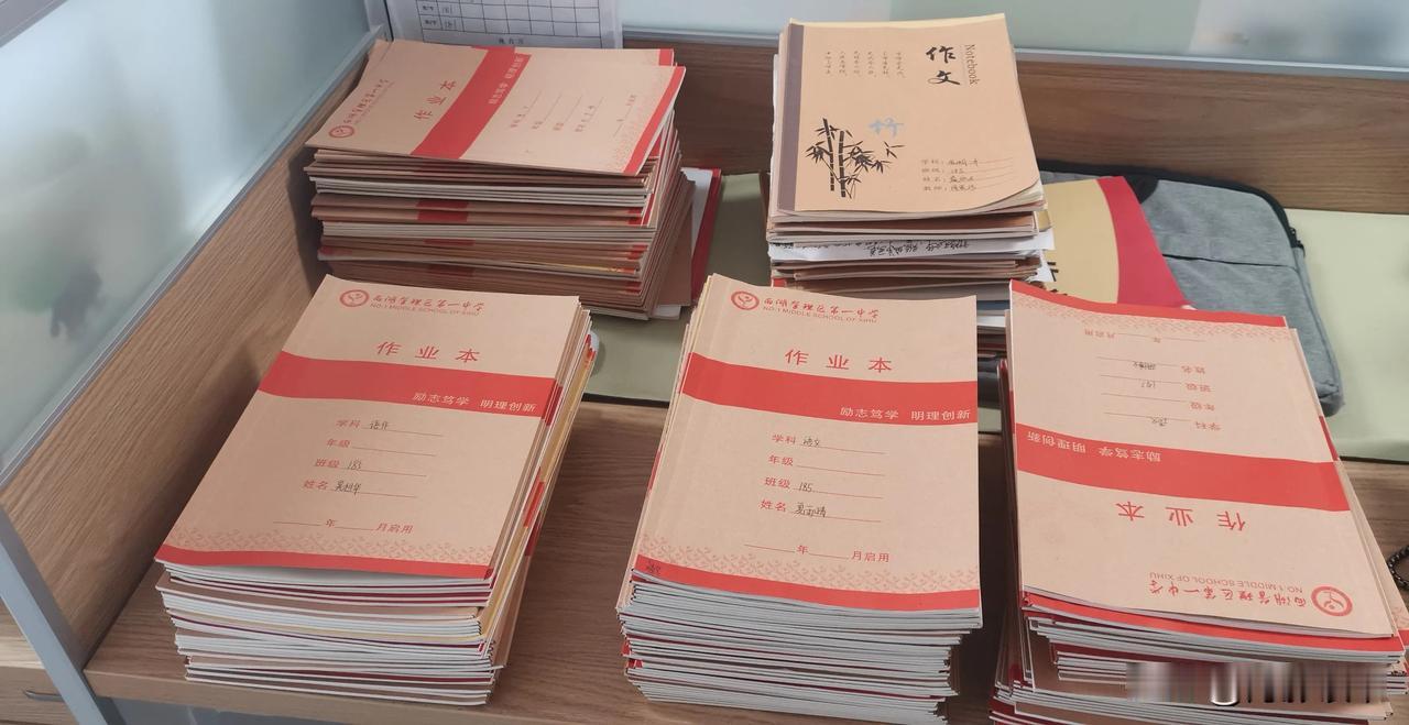 语文老师苦于批阅学生作文久矣！今天是国庆假期第三天，我中午没有休息，就直奔办公室