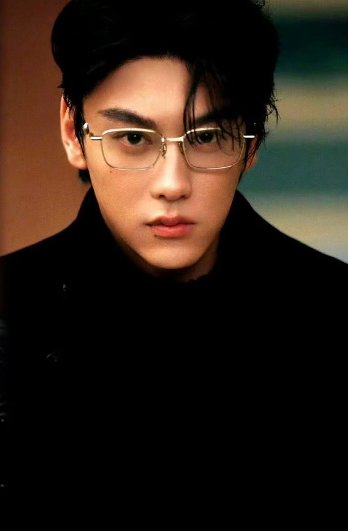 我去了，我真的没看出来是田老师，我还说怎么主页全是这张照片，脸怎么歪成这样了。 