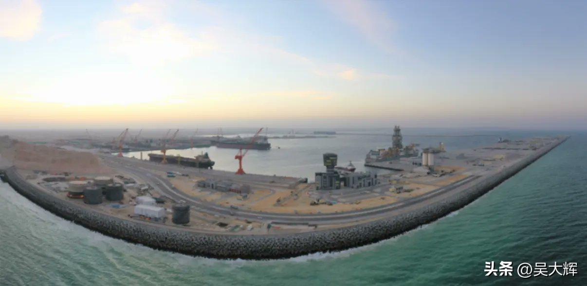 据阿曼通讯社报道，阿曼的杜卡姆商业港口遭遇两架无人机袭击，造成一名工作人员受伤。