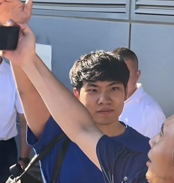 徐志胜怎么给李乃文当小助理了徐志胜当李乃文小助理让人眼前一亮，做事有条理还带幽默