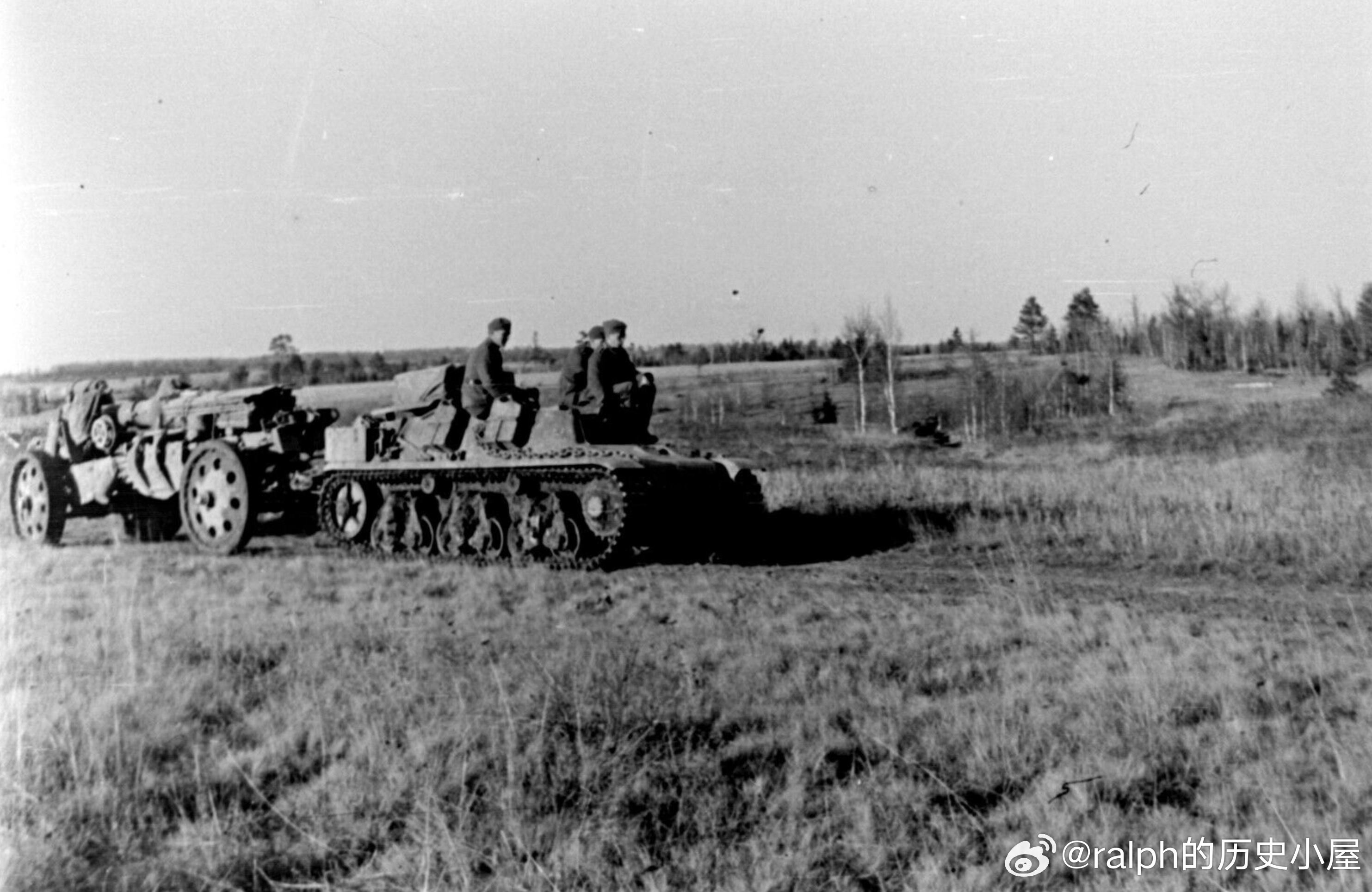 1941年德军第2装甲军的炮兵正在拖拽15厘米s.F.H.18型重型野战榴弹炮的