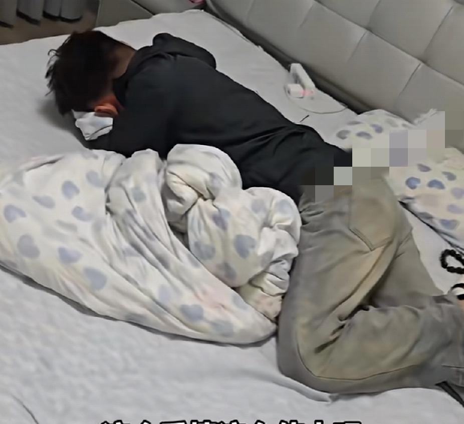 爱情？9月25日，安徽一小伙失恋趴在床上大哭，被爸爸无情吐槽：“这爱情这么伟大吗