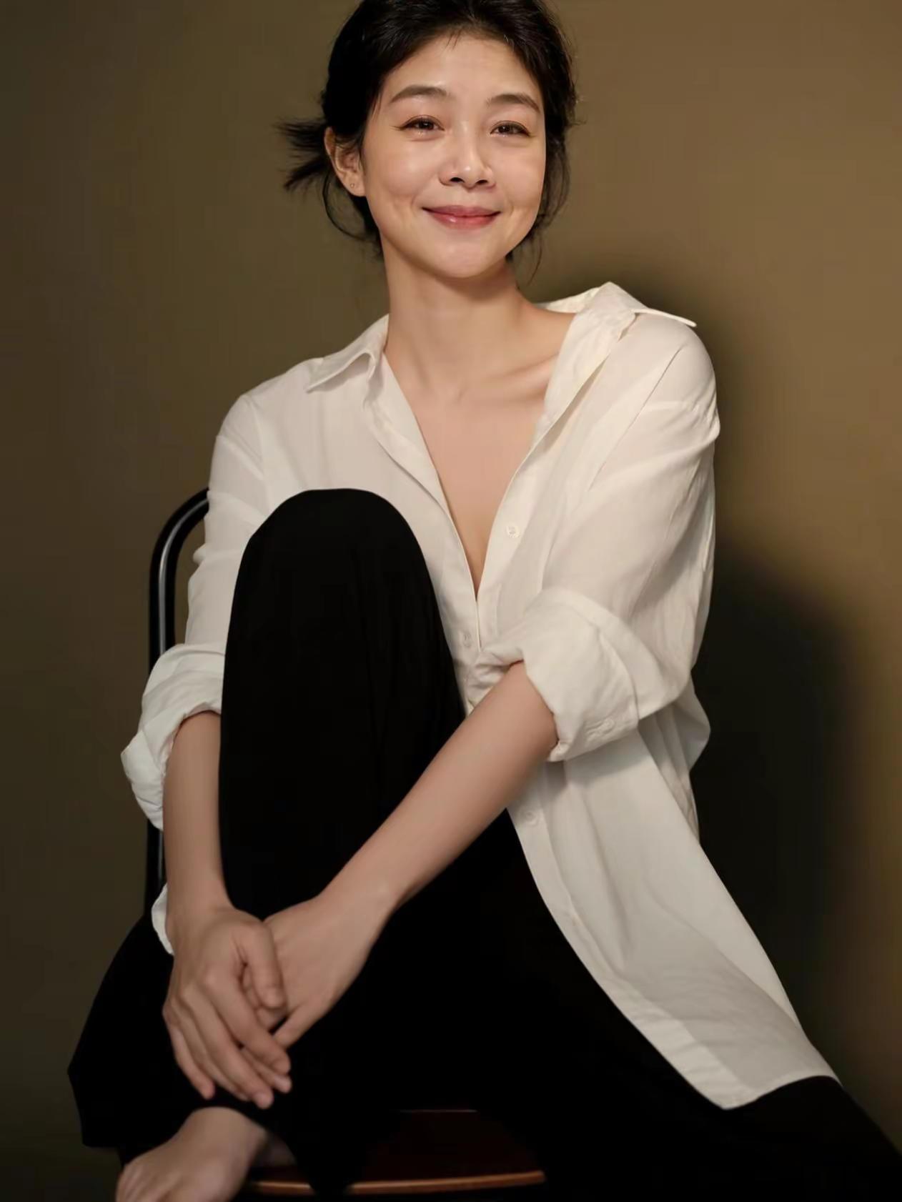 今日分享之自我价值探索。AI清透坐姿照 随变ai随便玩