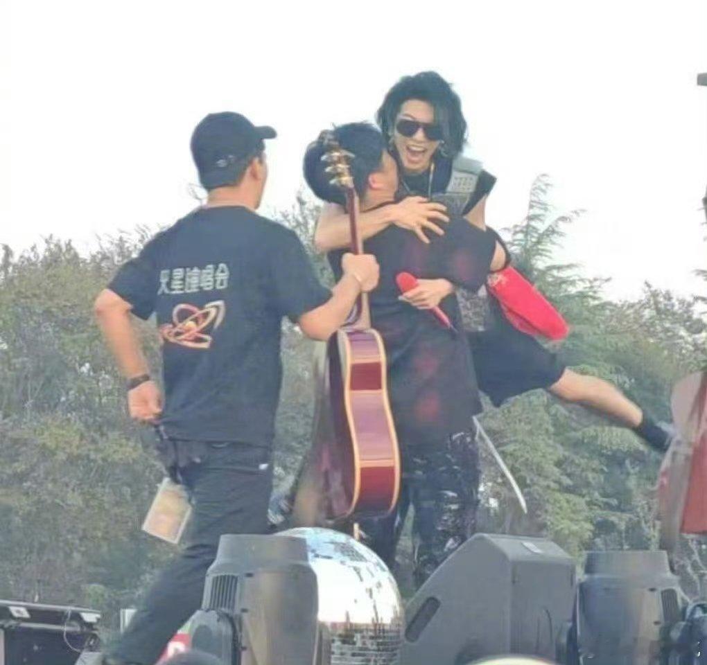 华晨宇被男粉抱飞了华晨宇被男粉抱飞的这一幕，就像一颗璀璨的星星，在粉丝的天空中闪