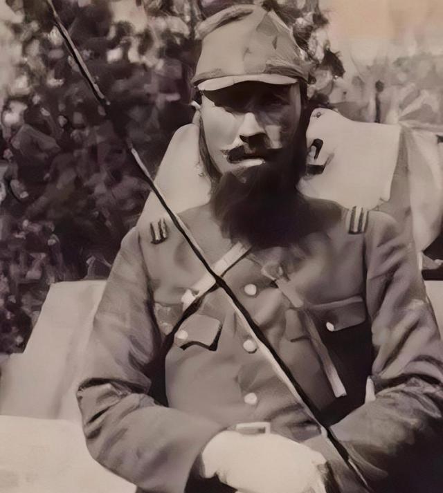 1939年，日军步兵大佐饭野贤为了取乐，举枪打死了八名中国士兵，紧接着，他又瞄准