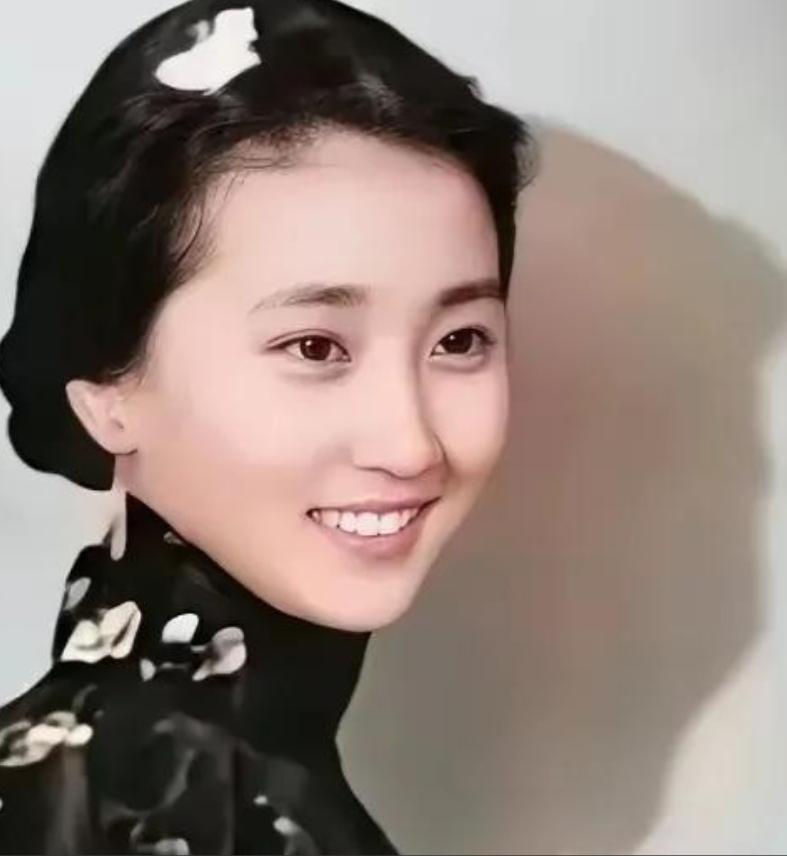 钱学森36岁仍未婚，妹妹钱学英给他介绍对象，他却说：要不你嫁给我吧！

这话放在