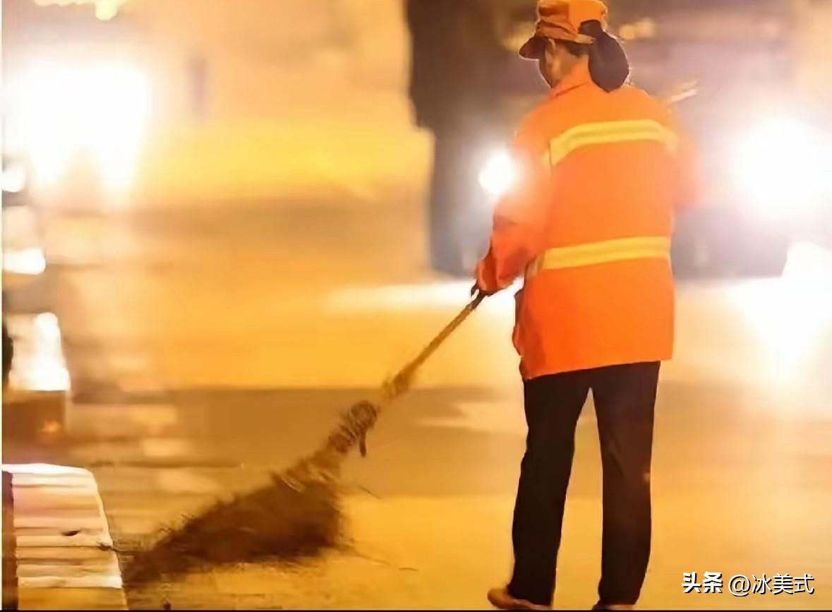 山东，一39岁环卫大姐清晨扫街道时，听到绿化带里有“哼唧”声，她小心扒开一看，发